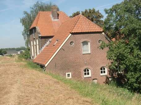 Wijchen : Ortsteil Batenburg, Molendijk, Wohnhaus am Deich